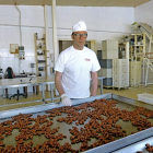 Ferrrando Sarralde con almendras garrapiñadas, en el momento en que se ponen a enfriar-EL MUNDO