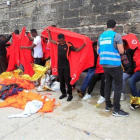 Inmigrantes rescatados de una patera, en el puerto de Tarifa (Cádiz), el viernes.-A CARRASCO RAGEL