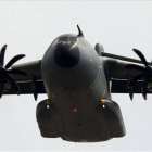 Un avión de carga militar de los Estados Unidos se dispone a aterrizar en la base militar turca de Incirlik, cerca de la ciudad de Adana.-AP / EMRAH GUREL