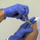 Un enfermero administra la vacuna de la gripe a un ciudadano durante la pasada campaña.-ICAL