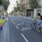 Un ciclista circula por la ciclovía de la calle Duque de la Victoria.-J.M. LOSTAU