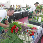 Participantes de toda España compiten por el título de Mejor Artesano Floral.-J.M. Lostau