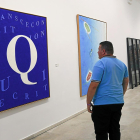 Un espectador contempla una obra de Rogelio López Cuenca.-J.M. LOSTAU