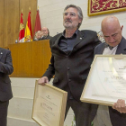 Félix Pérez recibe emocionado el premio con el abrazo de su compañero José Antonio Ortega ayer, mientras Jesús Julio Carnero aplaude a su derecha y Joaquín Díaz también, arriba-Ical