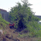 Una grúa se abre camino por la ribera del río Duero al pie del puente medieval, ayer en Tordesillas.-EL MUNDO