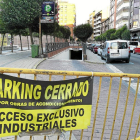 Un cartel anuncia el cierre del aparcamiento del Campillo tras terminar la concesión en 2013.-J.M. LOSTAU
