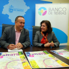 El presidente del Consejo Comarcal del Bierzo, Gerardo Álvarez Courel, junto a la presidenta del Consejo Regulador de la DO Bierzo, Misericordia Bello, durante la presentación de la campaña de captación de viñedos del Banco de Tierras.-ICAL