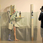 Un hombre fotografía ayer la obra de Andrés Nagel ‘Camarero egipcio en Marbella’.-E. MARGARETO / ICAL