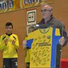 José María Tejedor recibe la camiseta del San Isidro firmada.-EL MUNDO
