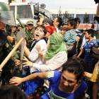 La policía china carga contra una manifestación de uigures en Urumqi, en la provincia de Xinjiang.-PETER PARKS (AFP)