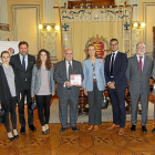 Los premiados del programa Juntos Somos Capaces junto al alcalde, Óscar Puente, y la infanta Elena de Borbón.-J. M. LOSTAU