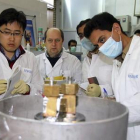 Un equipo de la Organización de Energía Atómica de Irán examina el proceso de enriquecimiento de uranio en una planta nuclear iraní de Natanz.-KAZEM GHANE (EFE)