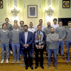 La plantilla del CPLV, en el Ayuntamiento junto al alcalde, Óscar Puente, y al concejal de Deportes, Alberto Bustos.-EM