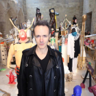 El artista Enrique Marty, junto a sus obras en la presentación de la exposición 'Alguien creyendo que hacía algo bueno, liberó a las serpientes', en el Museo Patio Herreriano-Ical