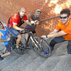UNA CARRERA DE OBSTÁCULOS.  Los componentes de la Asamblea Ciclista siguen pensando que en Valladolid hay muchos obstáculos que superar, aunque el principal, la intolerancia de los conductores-J.M. Lostau