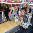La cantante Rozalén con una seguidora en la caseta de la Feria del Libro donde firmó ejemplares de su obra.-J.M. LOSTAU
