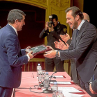 Óscar Puente entrega el reconocimiento de Guardia Urbano de Honor al director del diario, Pablo Lago.-P. REQUEJO
