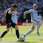 Gareth Bale (i) disputa un balón con el centrocampista eslovaco del Celta de Vigo Stanislav Lobotka.-EFE