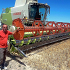 Luis Antonio Rueda con su cosechadora en un campo de cebada en la provincia de Segovia.-E.M.