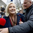 Marine Le Pen, protegida por su guardaespaldas, Thierry Légier, en una imagen de archivo.-OLIVIER HOSLET