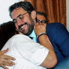El ministro de Cultura y Deporte, Màxim Huerta, se abraza con su madre tras la ceremonia de traspaso de carteras.-RODRIGO JIMÉNEZ (EFE)