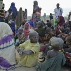 Desplazados esperan ser registrados en el campo de Dadaab, en Kenia.-TONY KARUMBA (AFP)