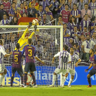Masip atrapa el balón durante el reciente partido de Liga Real Valladolid-Barcelona.-MIGUEL ÁNGEL SANTOS