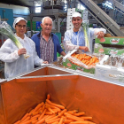 Marta y David posan junto a su padre, Cándido Muñoz, entre puerros y zanahorias.-T. S.