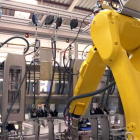 Uno de los robots inteligentes que coloca Carbures en sus líneas de fabricación para la automoción.-EL MUNDO