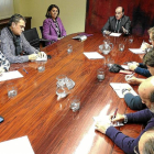 Reunión del Comité de empresa de Nissan junto con El consejero de Economía y Empleo, Tomás Villanueva, y la secretaria general del Ministerio de Industria, Energía y Turismo, Begoña Cristeto-El Mundo