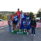 Los triatletas vallisoletanos posan en el podio de Aguilar de Campoo.-E. M.
