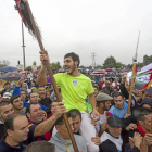 Francisco Alcalá, 'Cachobo', con el rabo del toro en su lanza.-Pablo Requejo