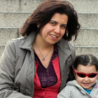 Irene, con sus gafas con filtros especiales para el sol,juega  como una niña feliz que disfruta de sus colores.-EL MUNDO