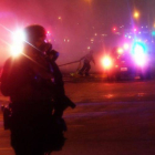 La policía trata de contener los saqueos en las tiendas de Ferguson, en Misuri.-Foto: JEWEL SAMAD / AFP