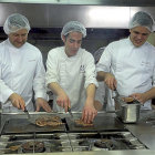 Víctor Martín, del restauranet Trigo, Francisco Beltrán, del Kubo, y Michel Marc Sagarra, de Abadía Retuerta le Domain, en la cocina del Clínico.-ICAL