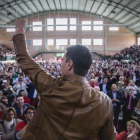 Pedro Sanchez saluda a los simpatizantes socialistas en el pabellon deportivo de Burjassot (Valencia).-MIGUEL LORENZO