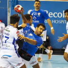 Photogenic/Miguel Ángel Santos. Valladolid. 10/11/2020. 
Polideportivo Huerta del Rey Balonmano: Recoletas-Cisne. Fotos de juego, del graderío vacío y del entrenador, Ollero, que suple a Pisonero.