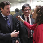 El consejero de Economía y Hacienda, Carlos Fernández Carriedo, saluda a la minsitra de Hacienda, María Jesús Montero, en la reunión del Consejo de Política Fiscal y Financiera.