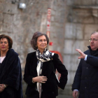 El presidente Herrera explica a la reina emérita los cambios que ha sufrudo este espacio protegido.-ICAL