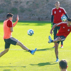 Pedro Porro  chuta con la zurda en su primer entrenamiento con el Real Valladolid.-J. M. LOSTAU