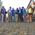 La concejala junto al resto de representantes de los grupos políticos en la Plaza del Grano.-ICAL