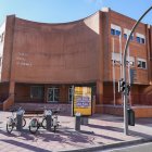 Escuela Oficial de Idiomas en la Avenida de Segovia.- J. M. LOSTAU