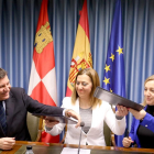 Carlos Fernández Carriedo e Inmaculada Matías firman el protocolo ante la mirada de Barcones.-ICAL