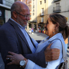 Francisco Igea y Rosa Valdeón se abrazan instantes antes de su paseo por Zamora.-ICAL