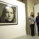 Mar Sancho y Silvia Clemente observan una fotografía de Alberto García-Alix en la exposición ‘El presente será memoria’.-ICAL