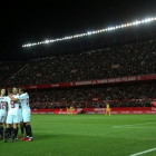 Los jugadores del Sevilla se abrazan tras conseguir un gol en el Sánchez Pizjuán.-REUTERS / MARCELO DEL POZO