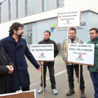 El procurador de IUCyL-Equo convergencia por Castilla y León, José Sarrión, y el coordinador general de IU en Castilla y León, José María González, visitan a los trabajadores de Tragsa.-Ical