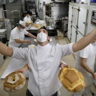 El maestro artesano Víctor Hernández, en el horno con  algunos de los panes de su amplio catálogo de panadería de alta calidad. / ENRIQUE CARRASCAL