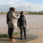 La presidenta de la Diputación, Maite Martín Pozo, observa la subida del caudal del río Valderaduey, que ha ocasionado inundaciones en Benegiles.-ICAL