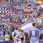 Kiko Olivas, Hervías y Borja, ayer durante el partido con la afición mostrando banderas y bufandas al fondo de la imagen.-J.M. LOSTAU